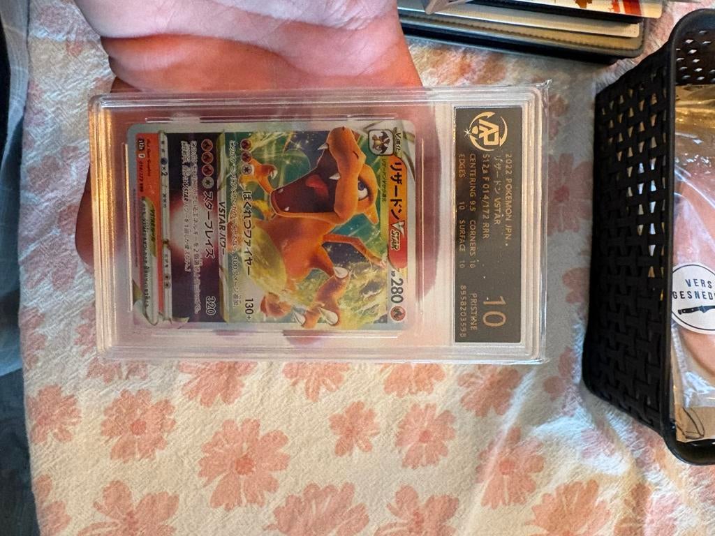 Charizard vstar pristine 10, Ophalen of Verzenden, Zo goed als nieuw, Meerdere kaarten, Foil