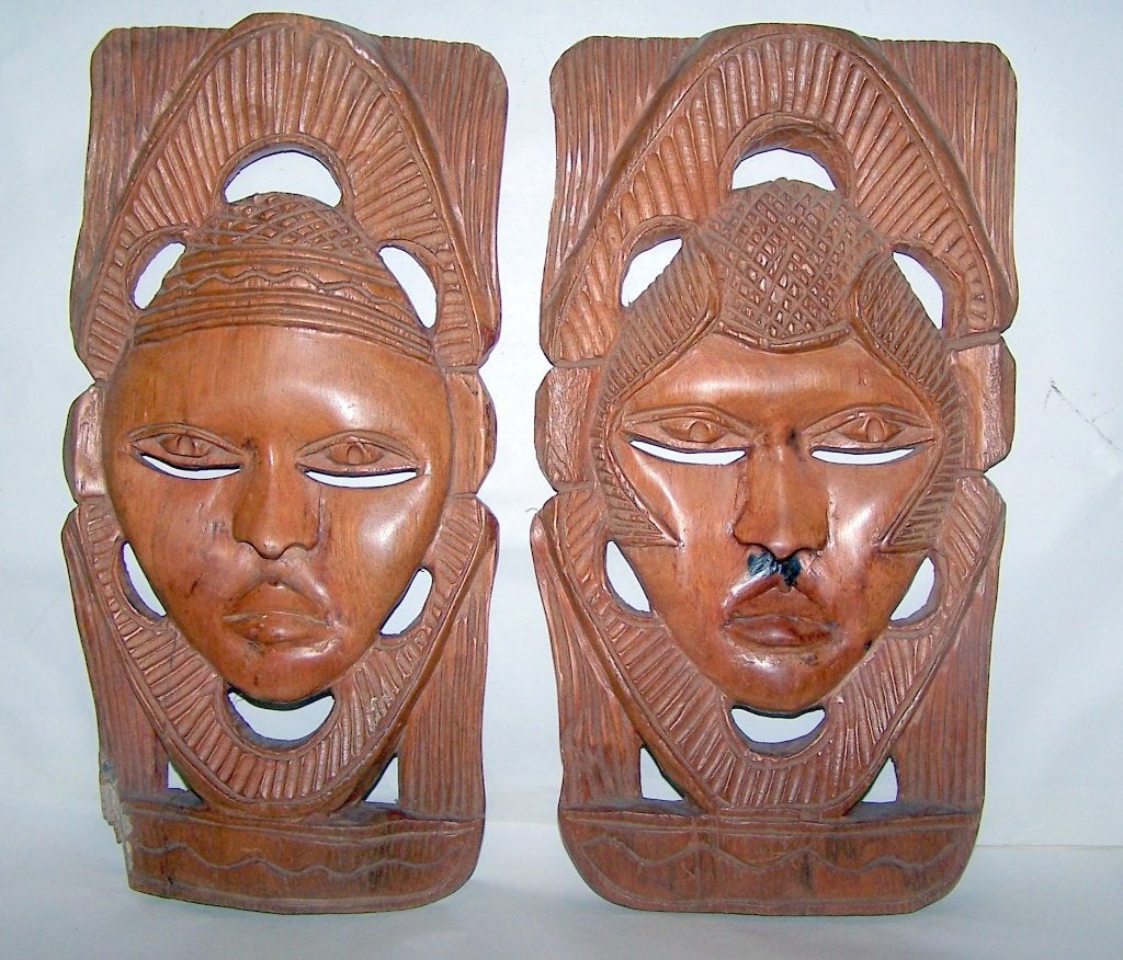 2 handgesneden Afrikaanse hardhouten maskers. Igs., Houtsnijwerk, Ophalen of Verzenden, Handgemaakt, 20 - 50 cm