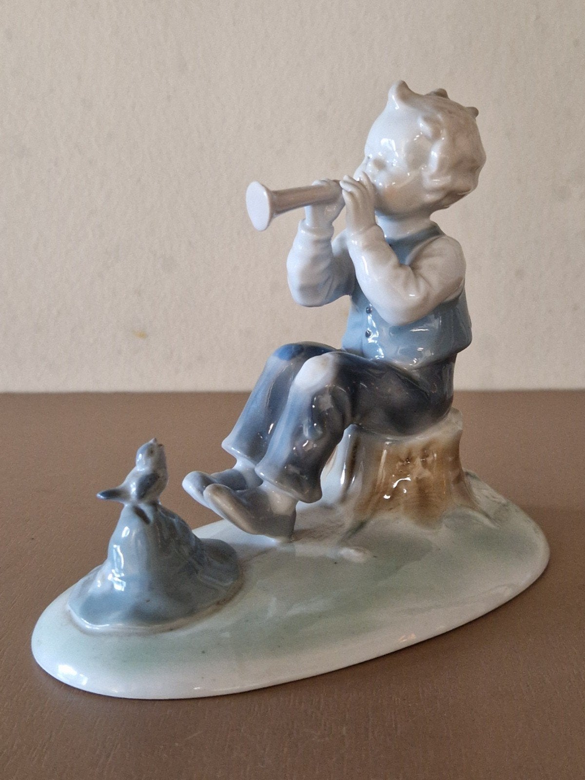 Antieke Porseleinen Jongen met Trompet Beeldje, Antiek en Kunst, Ophalen of Verzenden