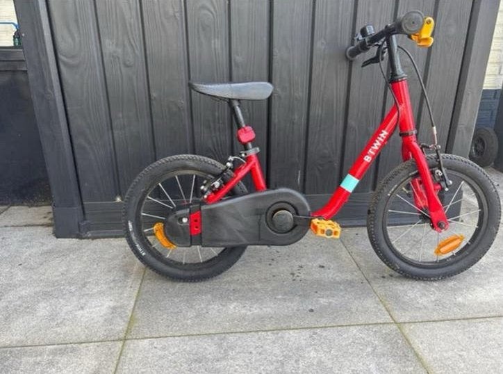 B'Twin Kinderfiets Rood 14 inch- Zo goed als nieuw, Ophalen, Zijwieltjes, 16 tot 20 inch, Velgrem