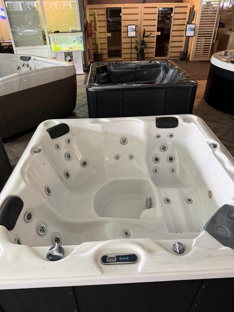 Jacuzzi Spa 200x200- 5 Persoons - 2 Ligplaatsen -Plug & Play, Ophalen, Zo goed als nieuw, Trap, Vast