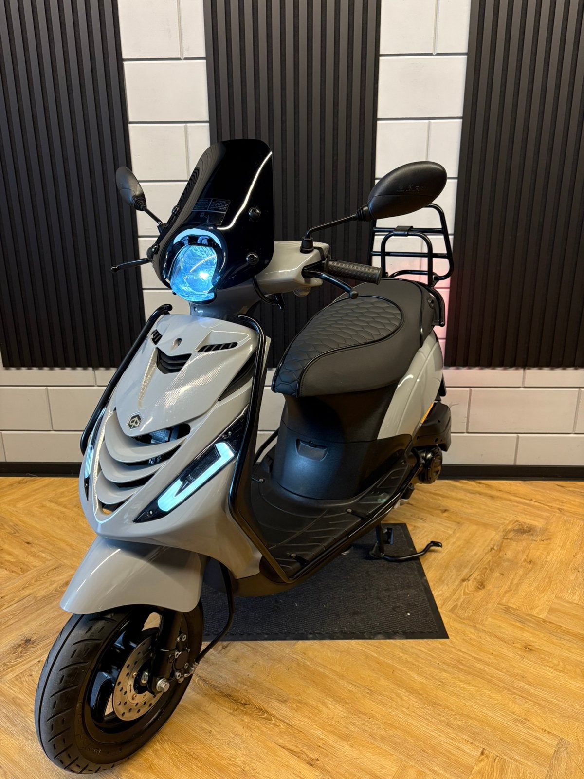 PIAGGIO ZIP 4T 3V 2023 FULL OPTION NARDO GREY MET 238 KM!!!, Fietsen en Brommers, Ophalen, Zip, Zo goed als nieuw, Benzine
