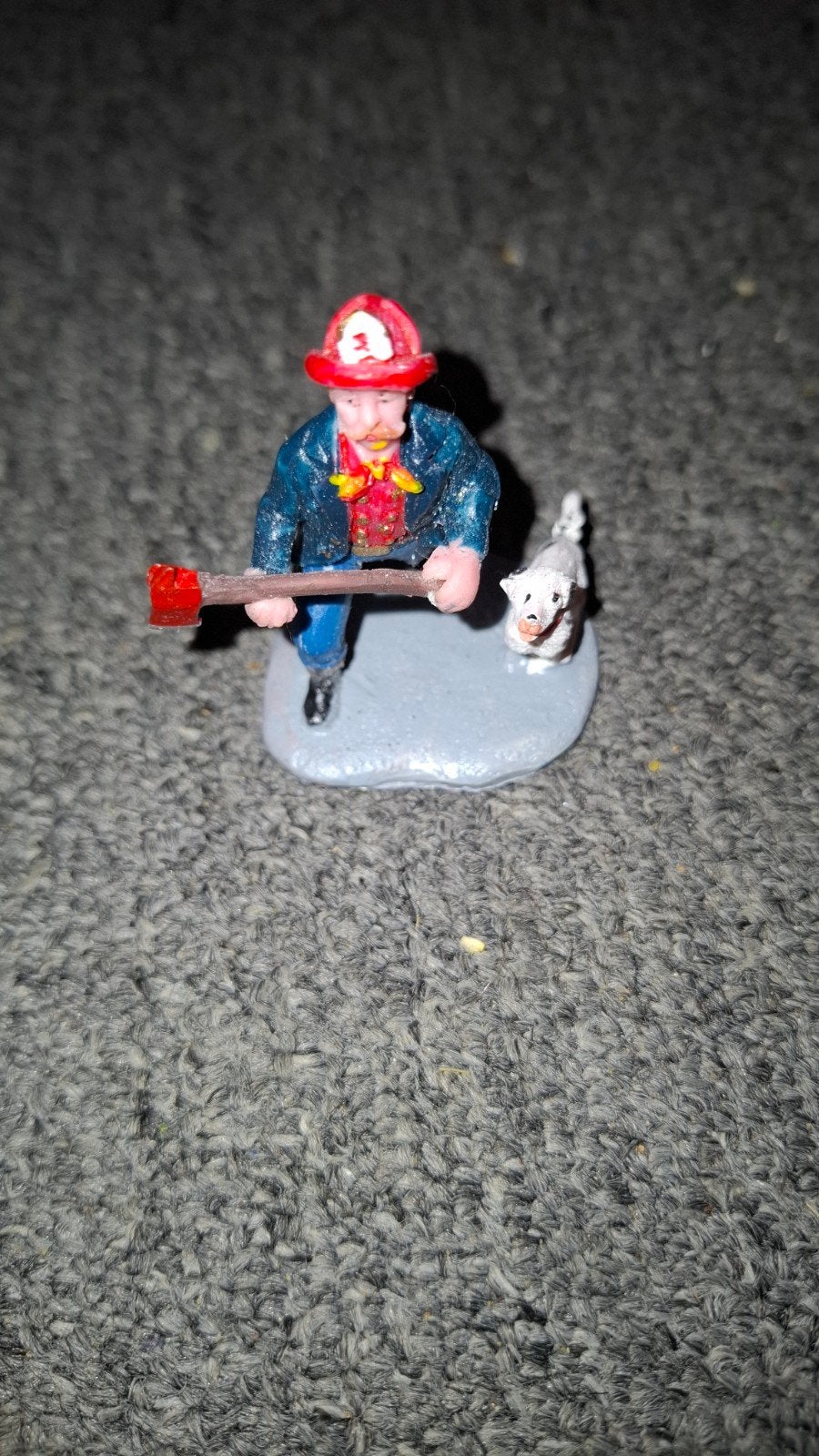 Lemax Brandweerman met hond - Kerstdorp figuur, Diversen, Kerst, Ophalen, Gebruikt