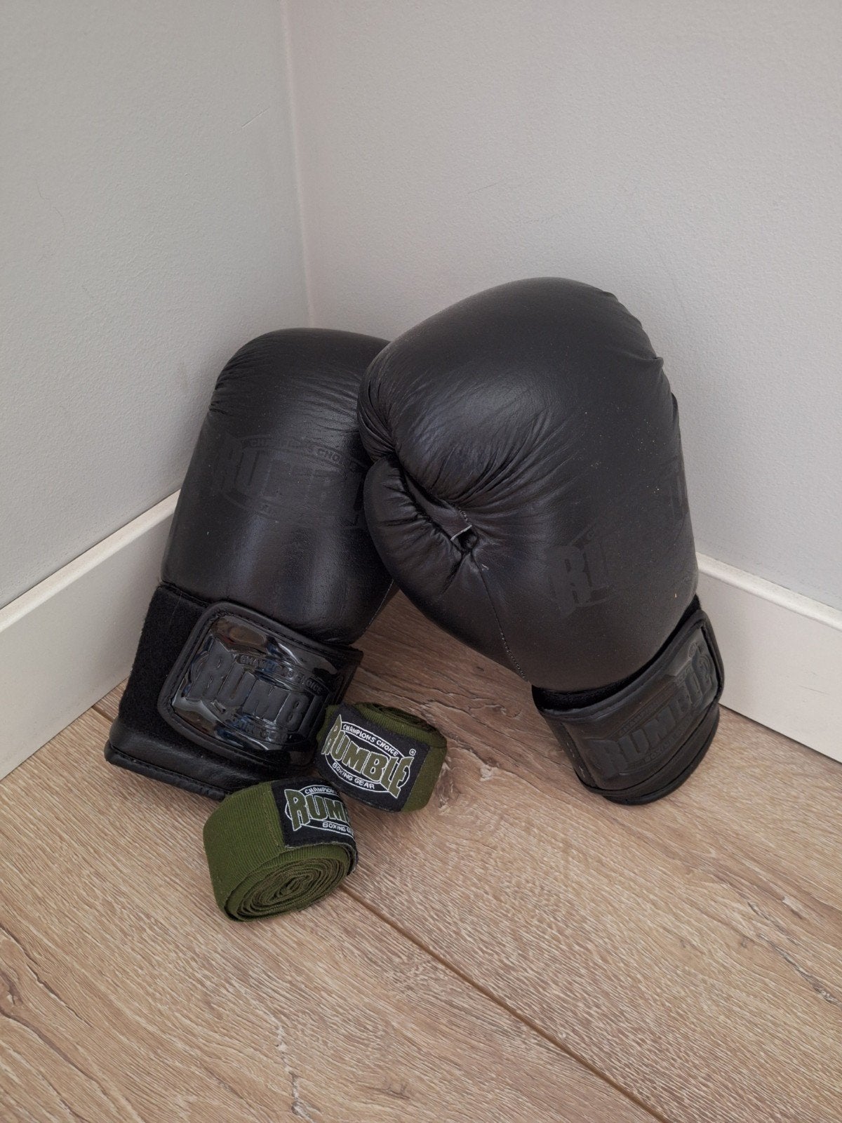 Rumble | Bokshandschoenen & bandages (10-oz), Ophalen of Verzenden, Zo goed als nieuw, Bokshandschoenen