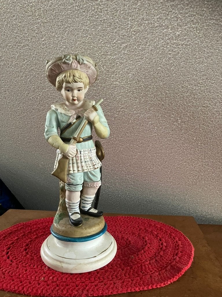 Antiek Duits Biscuit Porselein Beeld – Jonge Soldat / Cadet, Ophalen, Zo goed als nieuw, Mens