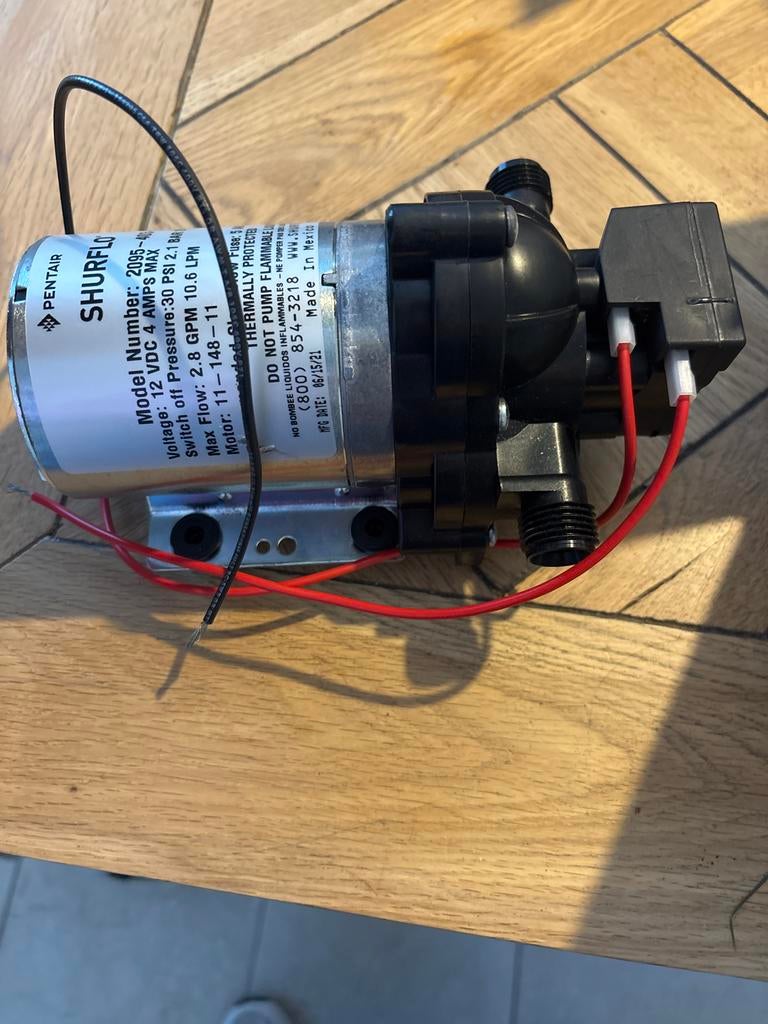 SHURFLO RV Fresh Water Pomp - 12V, 2.8 GPM, Ophalen of Verzenden, Zo goed als nieuw