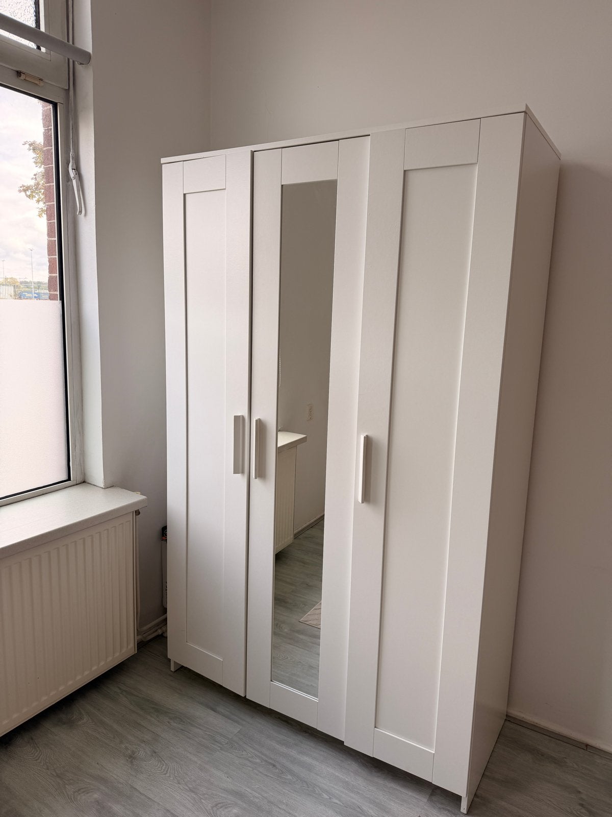 Witte kledingkast met spiegeldeur - Zo goed als nieuw, Ophalen, 100 tot 150 cm, 200 cm of meer, Zo goed als nieuw