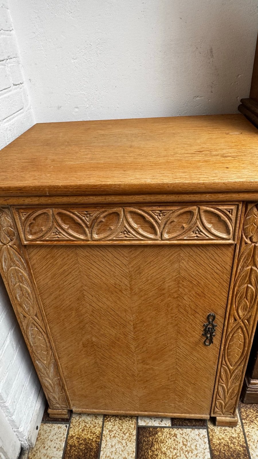 Vintage eikenhouten kastje met houtsnijwerk, Ophalen