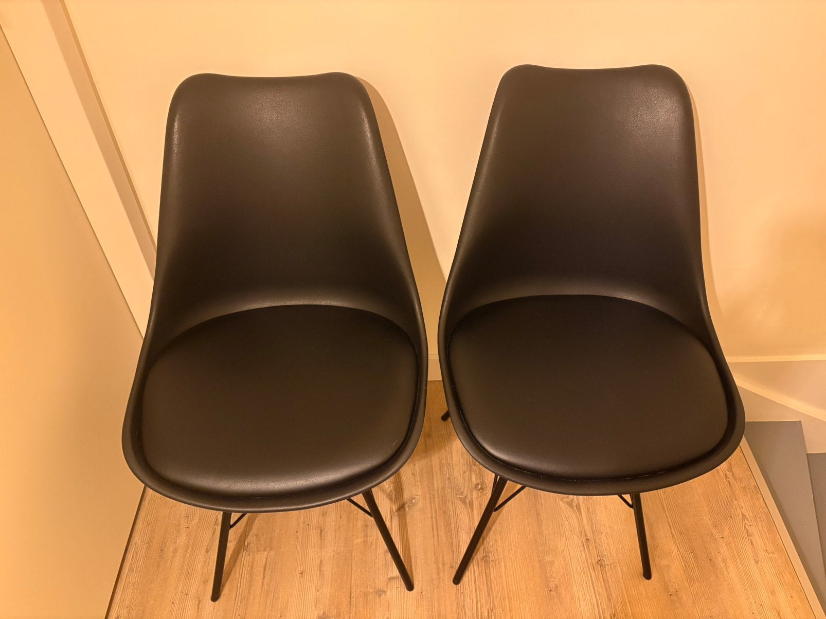 2 Zwart kunstleren stoelen, Ophalen, Zo goed als nieuw, Zwart