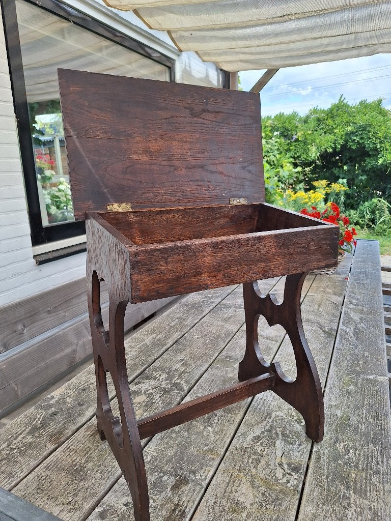 Antiek houten lessenaar/bijzettafel met opbergruimte, Ophalen