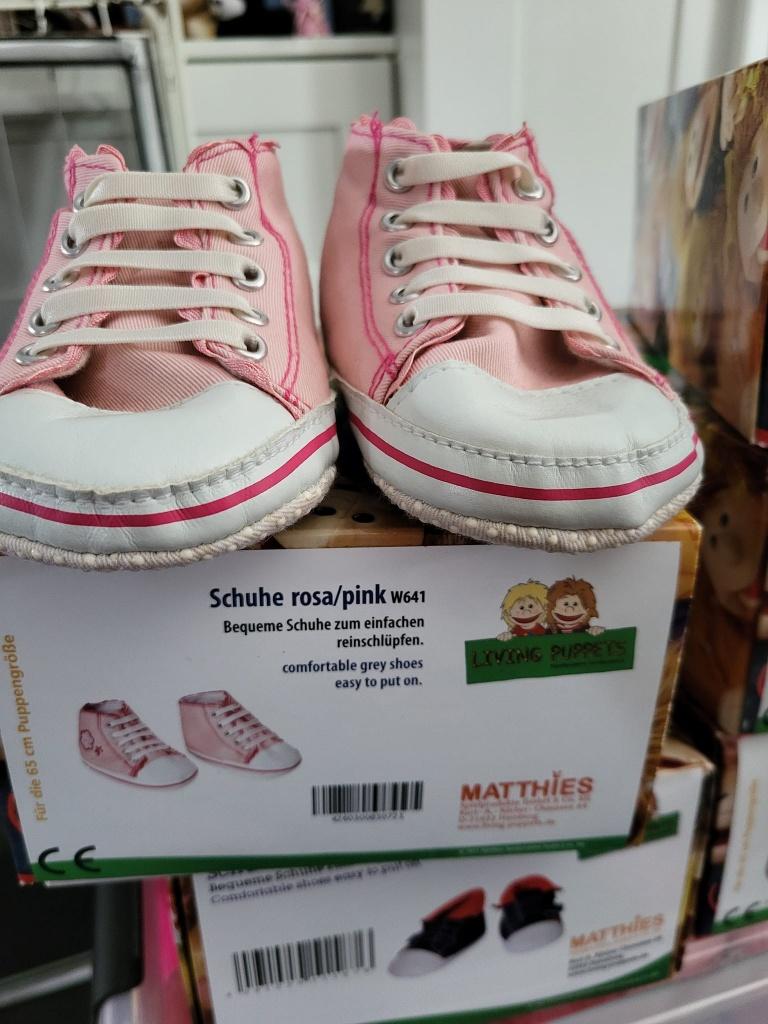 roze sneakers voor de living puppets handpop 65cm, Kinderen en Baby's, Speelgoed | Poppen, Ophalen of Verzenden, Nieuw, Overige typen