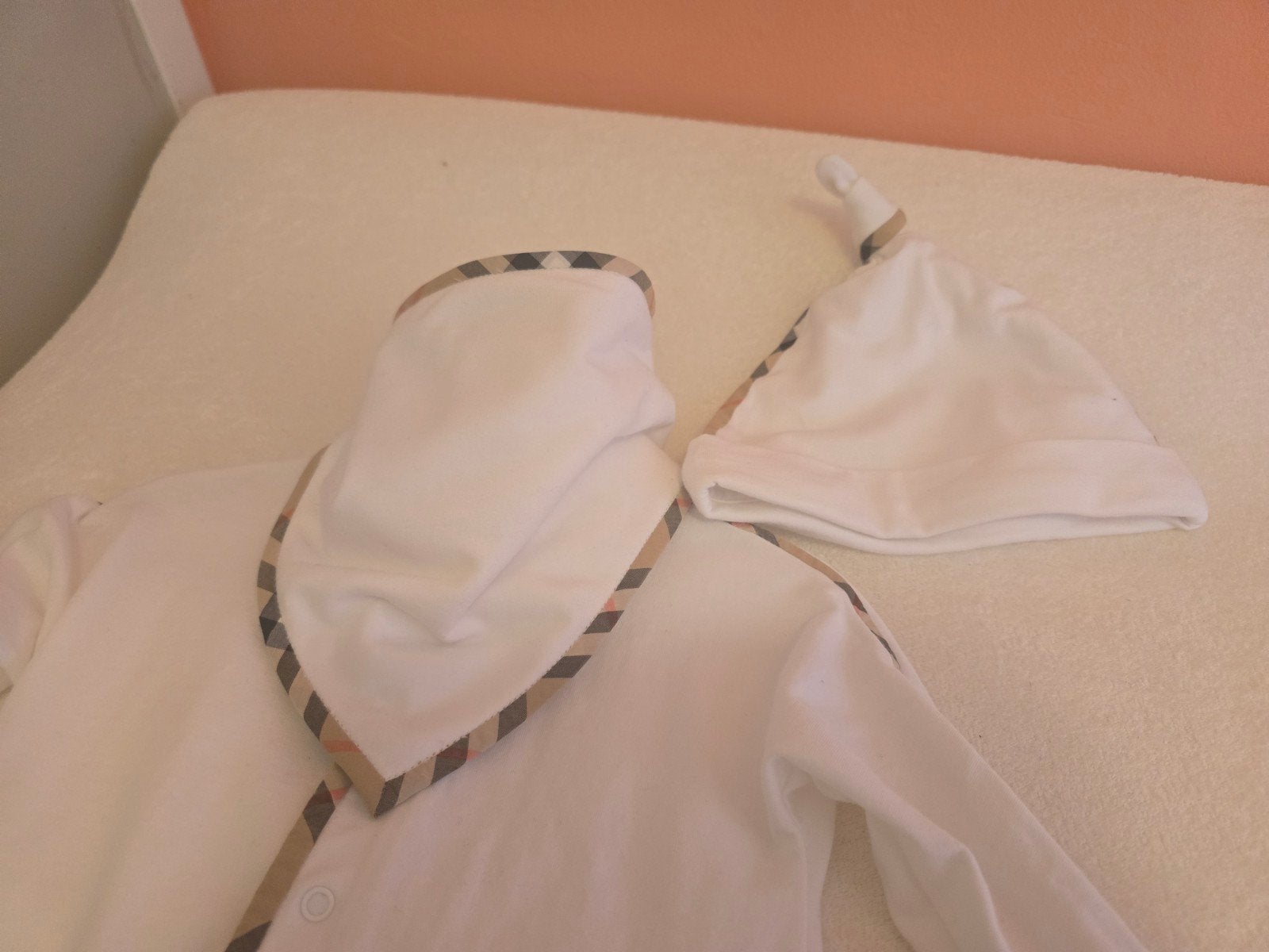 Orginele Burberry baby boxpakje met mutsje en slab, Ophalen of Verzenden, Zo goed als nieuw, Burberry, Jongetje of Meisje