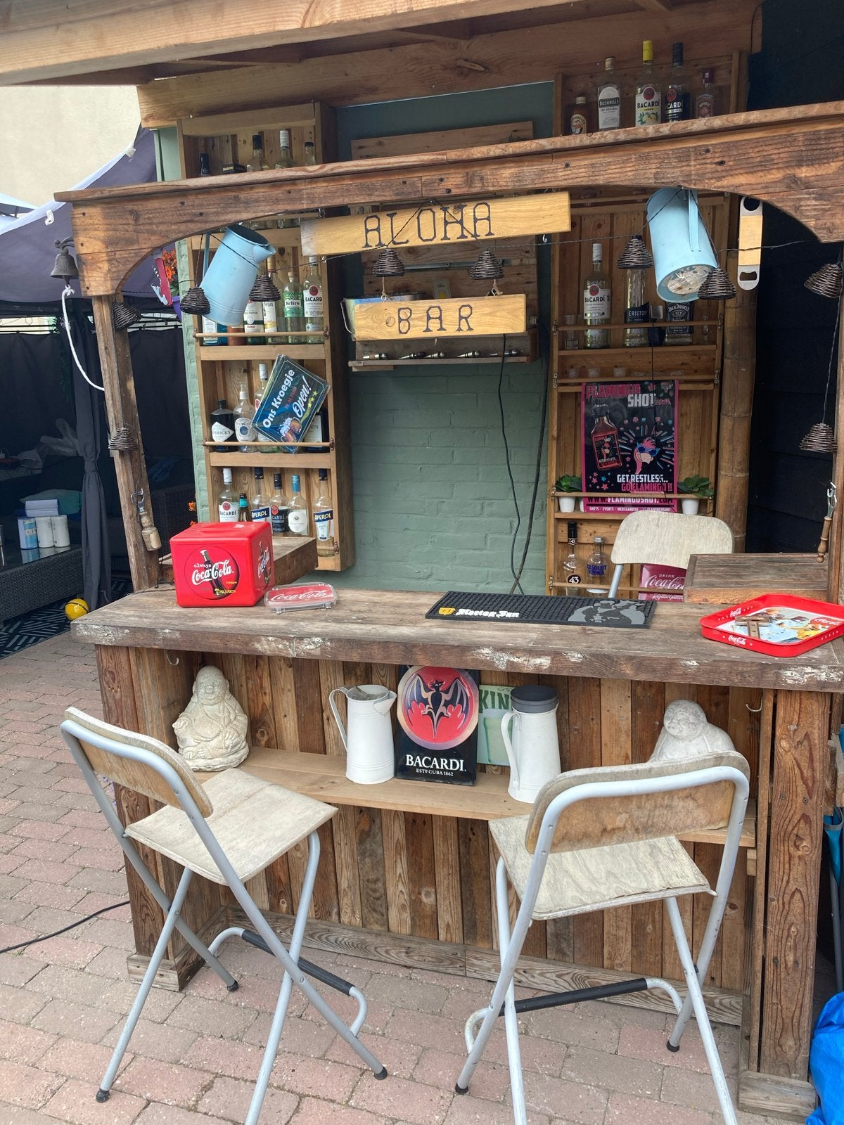 Houten bar met barstoelen en drankrekken, Huis en Inrichting, Barren, Ophalen, Gebruikt, Inclusief barstoelen