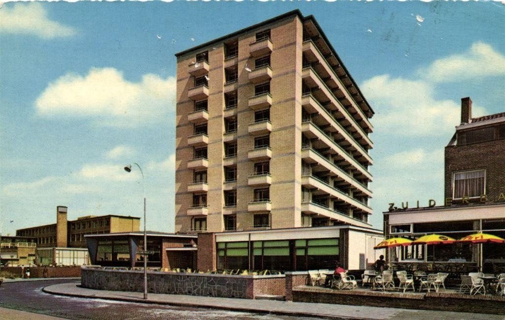 Zandvoort aan Zee, Boulevard Paulus Loot met Bad-Hotel - gel, Ophalen of Verzenden, 1960 tot 1980, Gelopen, Noord-Holland