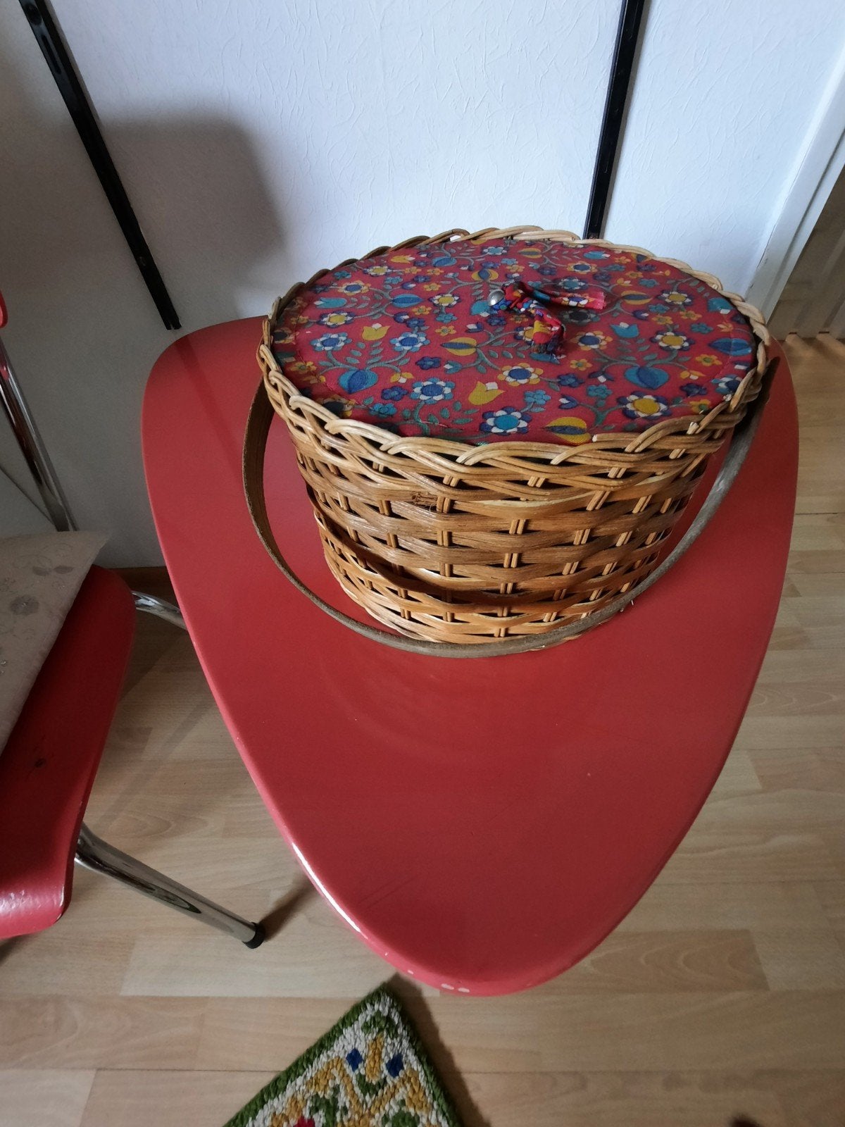 Vintage rieten naaimandje met bloemenprint deksel, Verzamelen, Retro, Ophalen of Verzenden, Huis en Inrichting