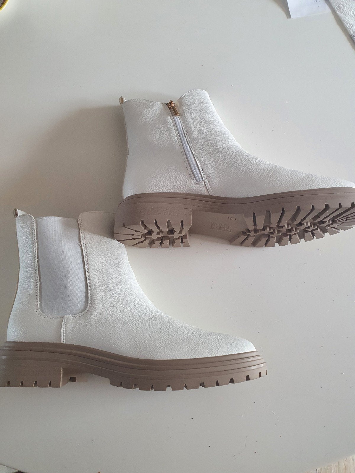 Nieuw! witte enkellaarsjes van Sub 55 maat 43!, Kleding | Dames, Schoenen, Sub 55, Verzenden, Wit, Lage of Enkellaarzen