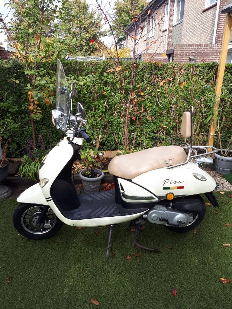 Razzo Pisa scooter beige in goede staat! Weinig kilometers!, Fietsen en Brommers, Ophalen, Zo goed als nieuw, Overige typen, Overige merken