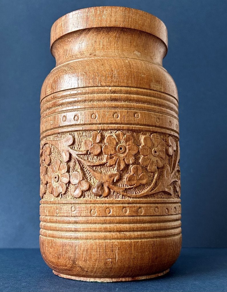 Houten vaasje / pot rondom bewerkt met bloemen, Ophalen of Verzenden