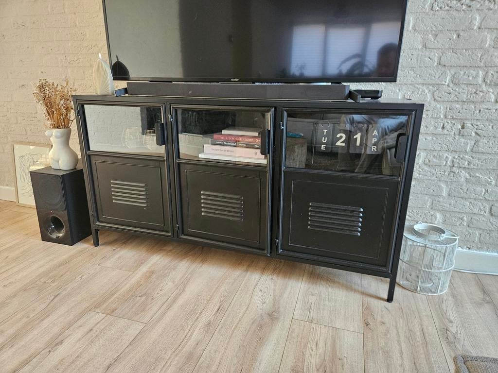 Industrieel zwart TV-meubel - 143x35x76 cm, Ophalen, Gebruikt, 100 tot 150 cm, Minder dan 100 cm