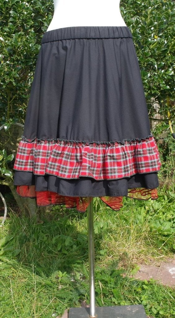 Stoere zwarte rok met rood tulle. mt S/M, Carnaval, ., Nieuw, Ophalen of Verzenden