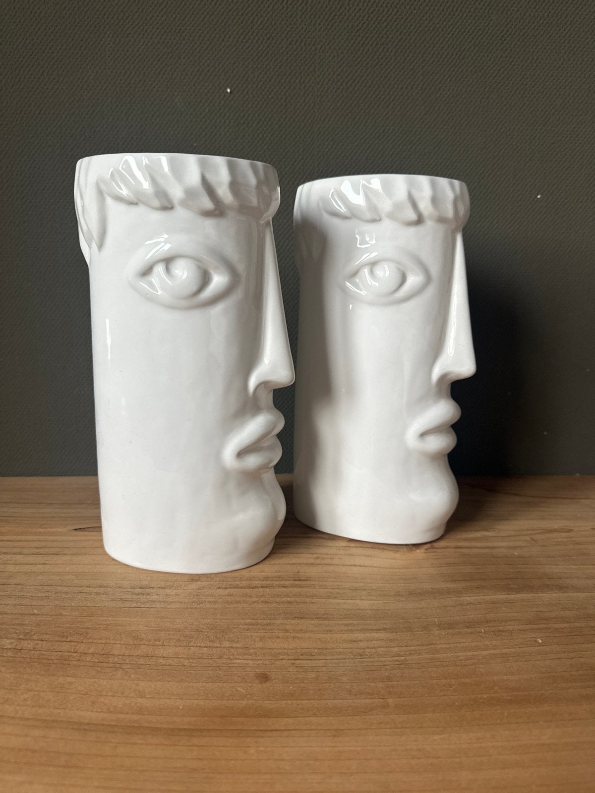 Set van 2 design witte keramische vazen in gezichtsvorm, Met patroon/structuur, Wit, Ophalen of Verzenden, Zo goed als nieuw