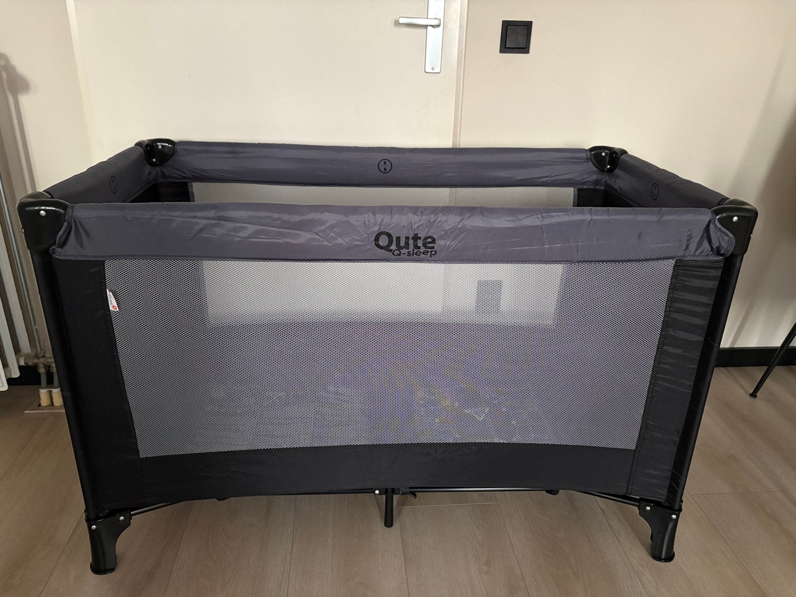 Qute Q-Sleep Campingbedje Antraciet/zwart, Kinderen en Baby's, Kinderkamer | Bedden, Zo goed als nieuw, Minder dan 140 cm, Minder dan 70 cm