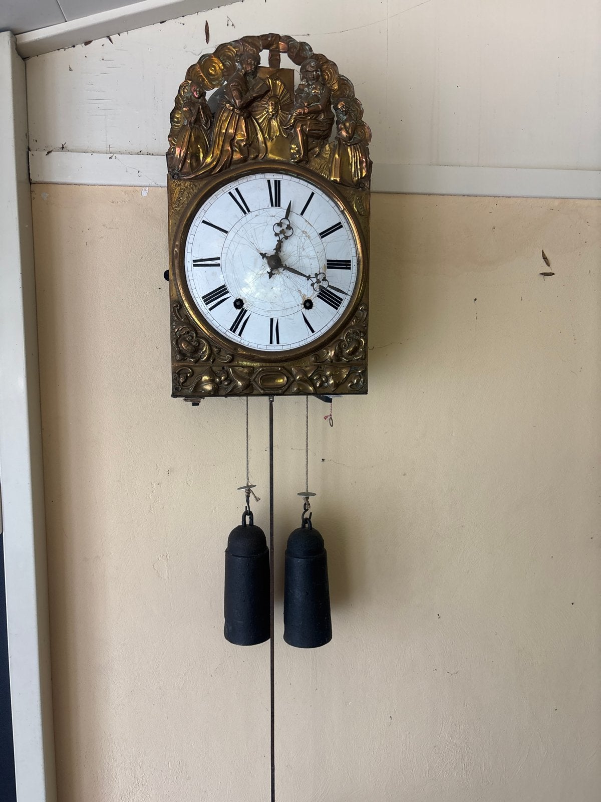 Antieke wandklok met gewichten en decoratieve figuren, Ophalen of Verzenden