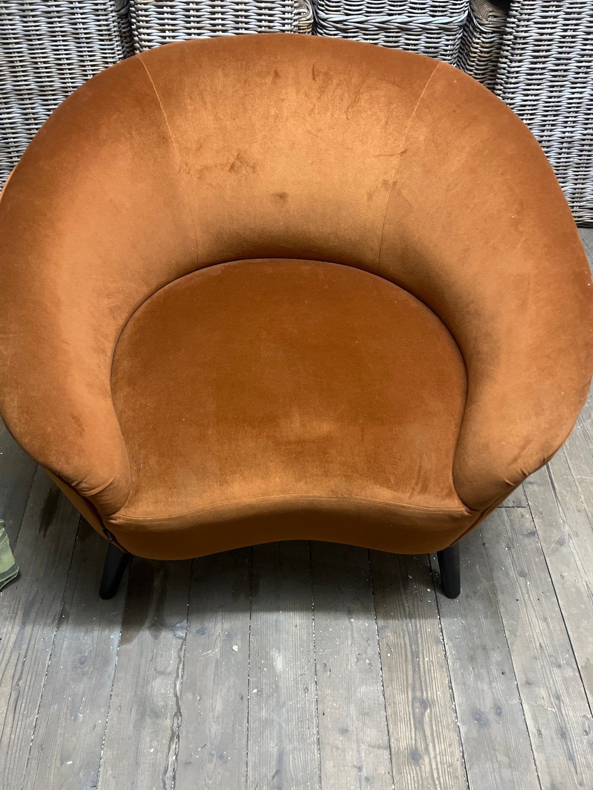 Comfortabele oranje fluwelen fauteuil, Huis en Inrichting, Fauteuils, Ophalen, Zo goed als nieuw, Stof, 75 tot 100 cm