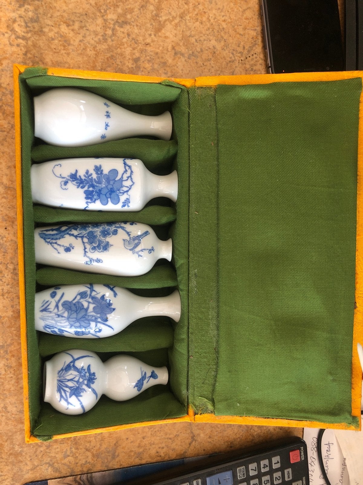 Set van 5 Chinese porseleinen miniflesjes in doos, Antiek en Kunst, Ophalen of Verzenden