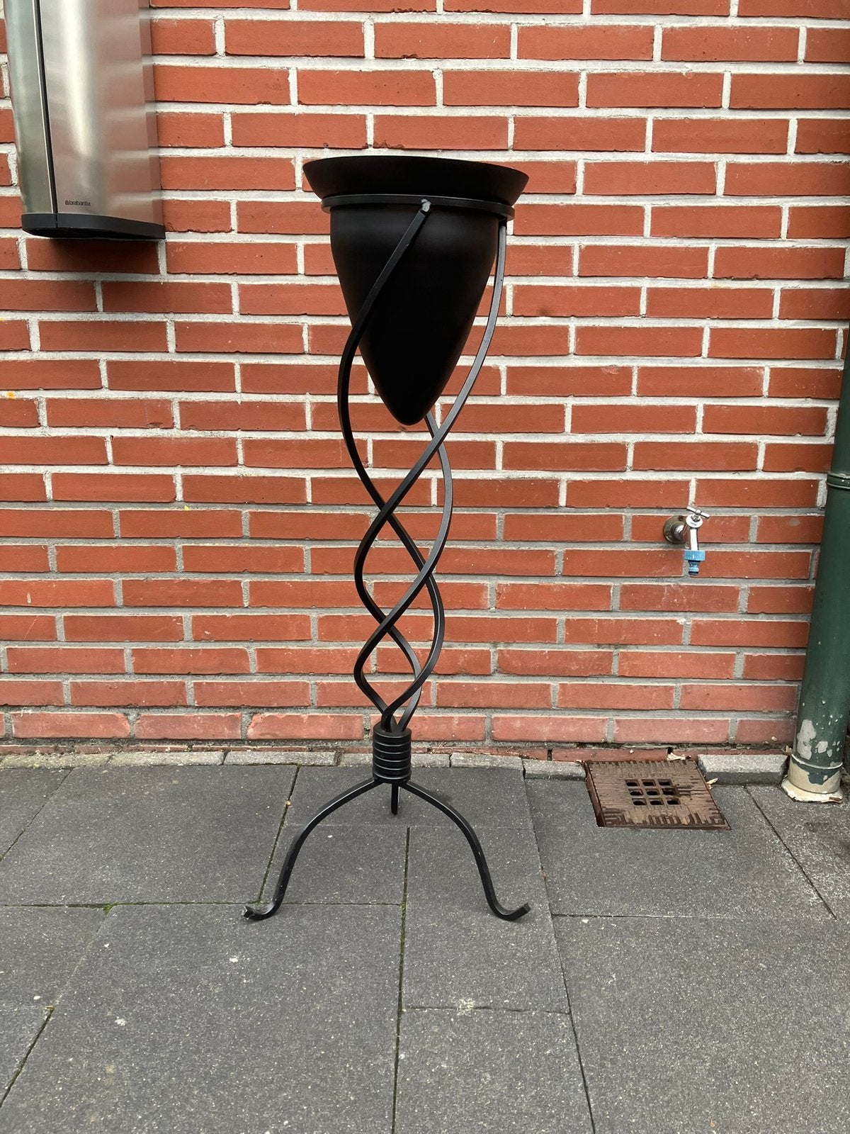 Zwarte metalen plantenstander met vaas erin, Ophalen, Zo goed als nieuw