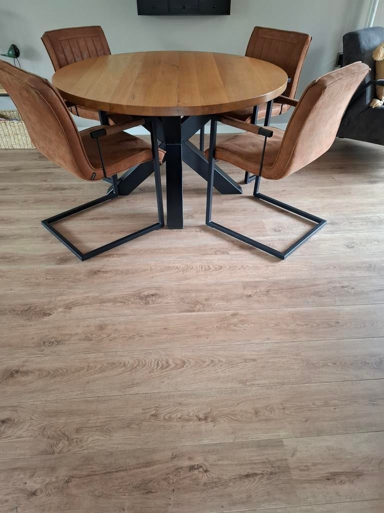 Te koop een ronde blank eiken tafel . Hoogte 75 cm., Ophalen, 100 tot 150 cm, Zo goed als nieuw, Eikenhout