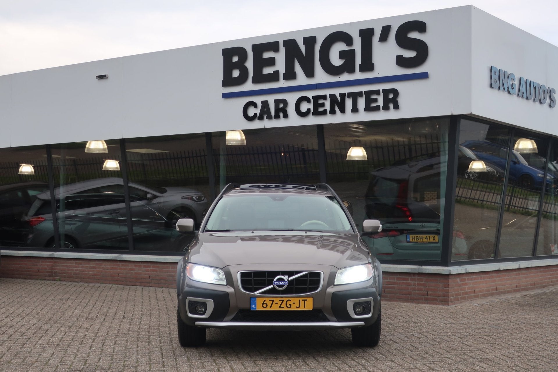 Volvo XC70 3.2 Momentum 2e EIG_NAVI_KEYLESS_PANO_PDC V+A_NAP, Auto's, Automaat, XC70, Vierwielaandrijving, 1778 kg