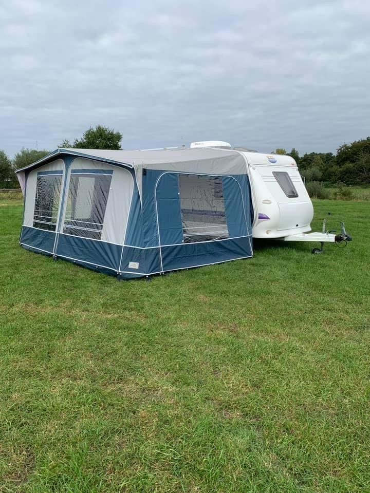 Te koop Hobby 30 460 UFE EXCELLENT met airco, Caravans en Kamperen, Rondzit, Hobby, Frans bed, Kachel