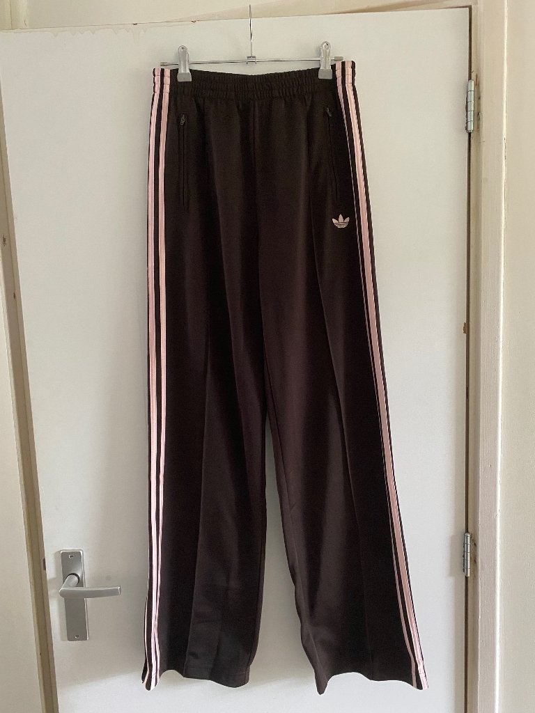 Adidas trainingsbroek dames maat xs coffee/sandypink, Kleding | Dames, Sportkleding, Ophalen, Bruin, Adidas, Overige typen