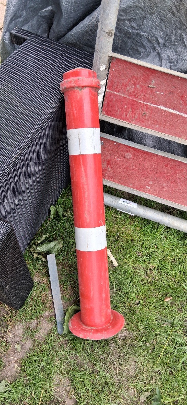 2 paaltjes - verkeerspaal en afzetpaal, Ophalen, Gebruikt