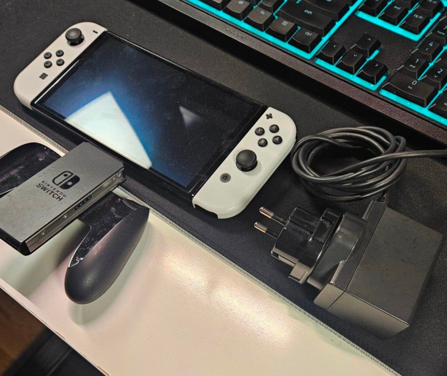 Nintendo Switch OLED - Wit met accessoires - zonder dock, Spelcomputers en Games, Ophalen of Verzenden, Zo goed als nieuw, Met 2 controllers