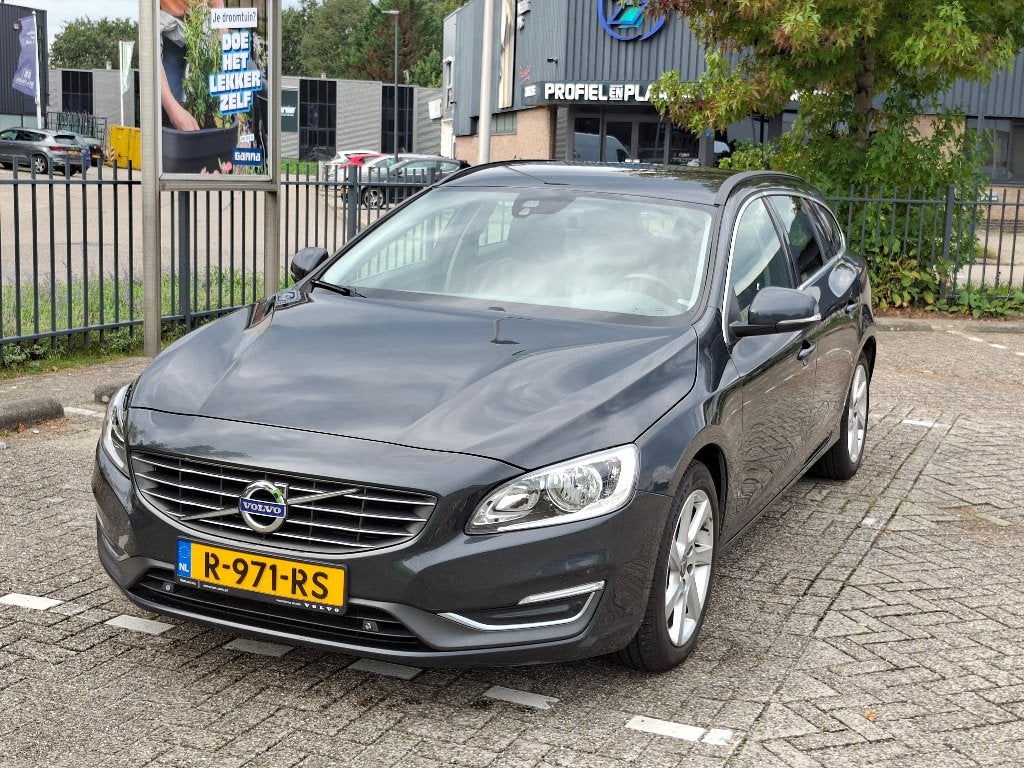 Volvo V60 D4 Automaat 2015 | Leder | 176.000 km, 1502 kg, 1750 kg, Zwart, 4 cilinders
