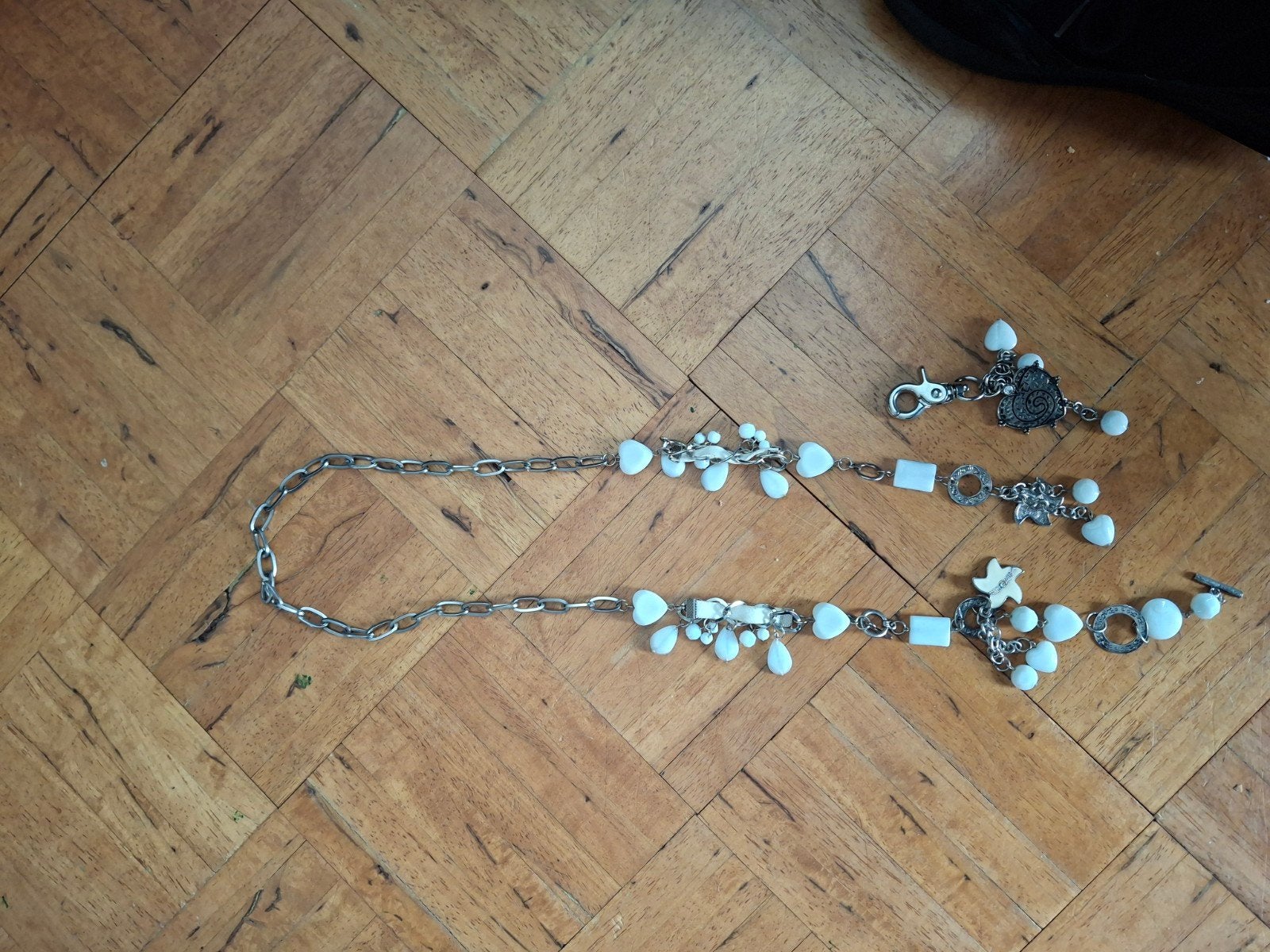 Vintage lange hartjes ketting + sleutelhanger, Sieraden, Tassen en Uiterlijk, Met hanger, Kunststof, Wit, Ophalen of Verzenden
