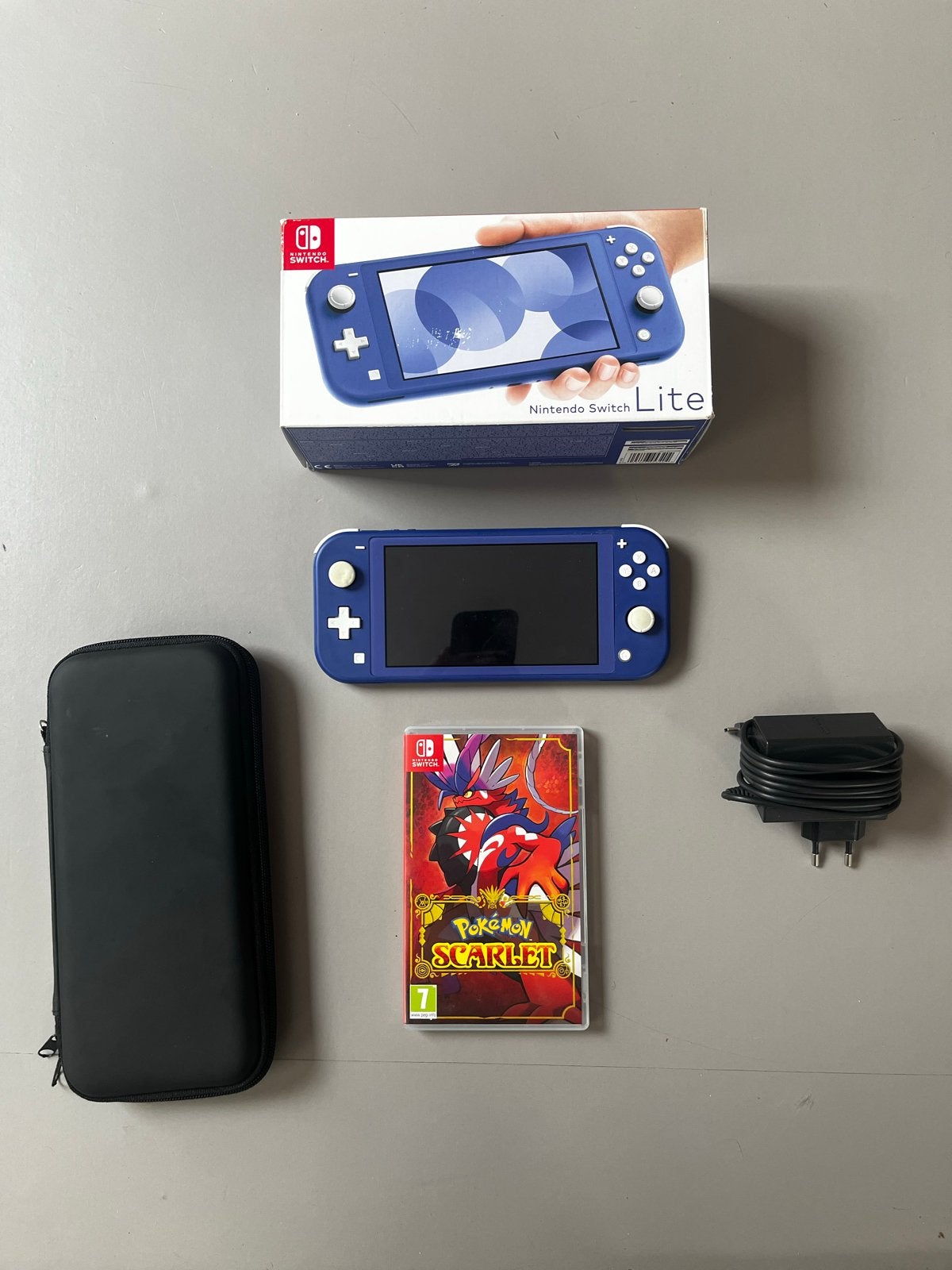 Nintendo Switch Lite + Pokémon Scarlet + Lader + Doos, Spelcomputers en Games, Ophalen of Verzenden, Overige kleuren, Zo goed als nieuw