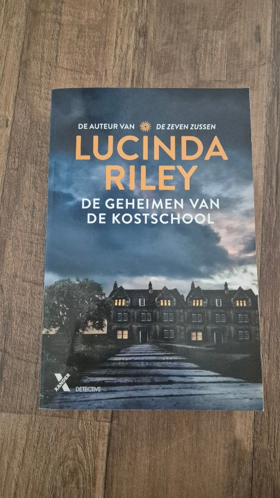 De geheimen van de kostschool, Ophalen of Verzenden, Zo goed als nieuw, Lucinda Riley