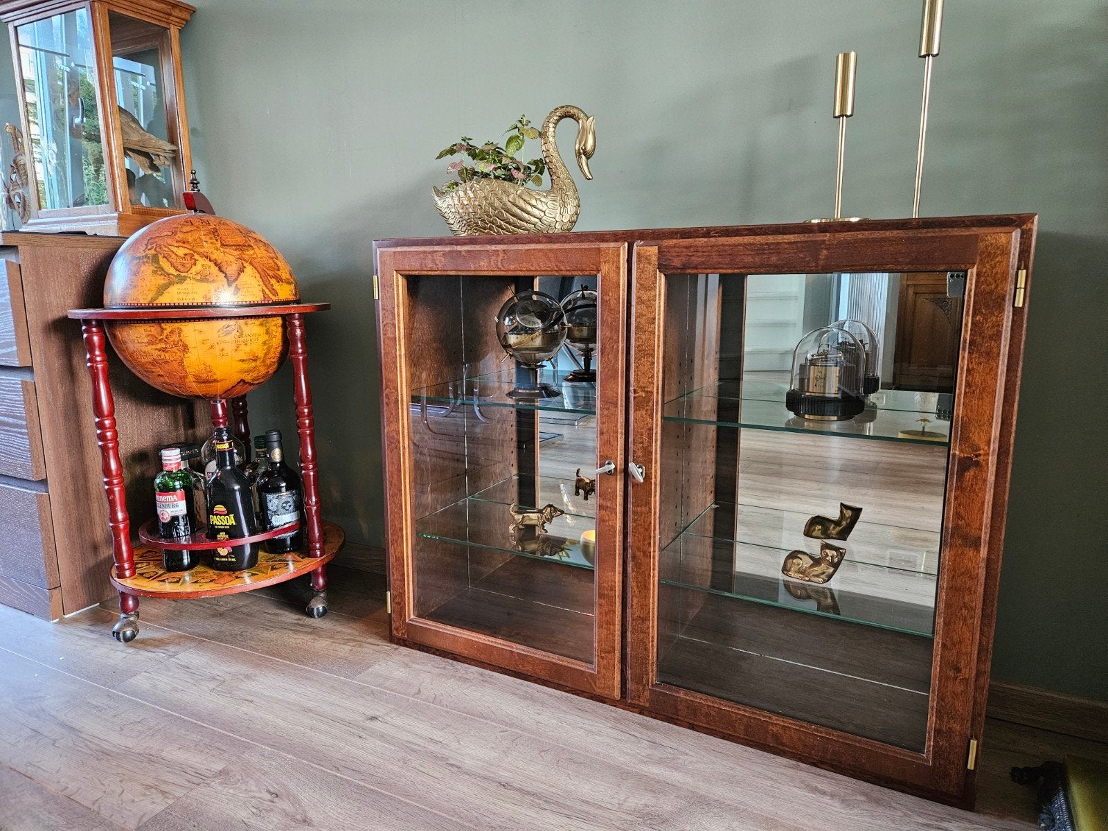 Vintage vitrinekast van hout met glazen deuren en planken, Ophalen, 25 tot 50 cm, 50 tot 100 cm