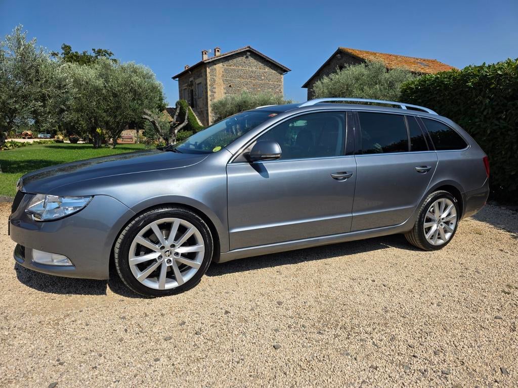 Skoda Superb 1.6TDI 77KW Greenline Combi 2012 Grijs, Voorwielaandrijving, Euro 5, Navigatiesysteem, Zwart