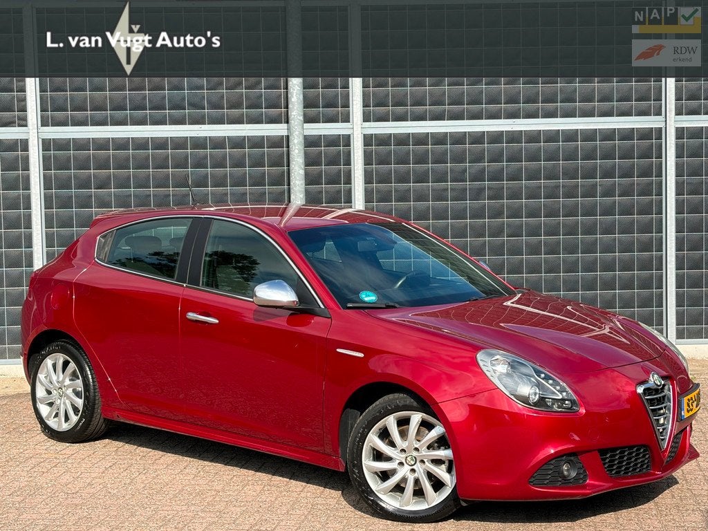Alfa Romeo Giulietta 1.4 T Distinctive | Rosso Competizione, Auto's, Alfa Romeo, Euro 5, 4 cilinders, Leder en Stof, Origineel Nederlands