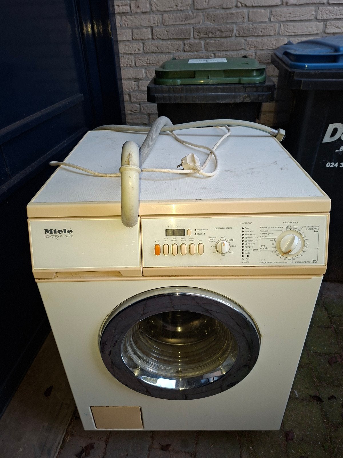 Oude Miele wasmachine - watertoevoer/draaien niet altijd, Ophalen of Verzenden, Gebruikt, Voorlader