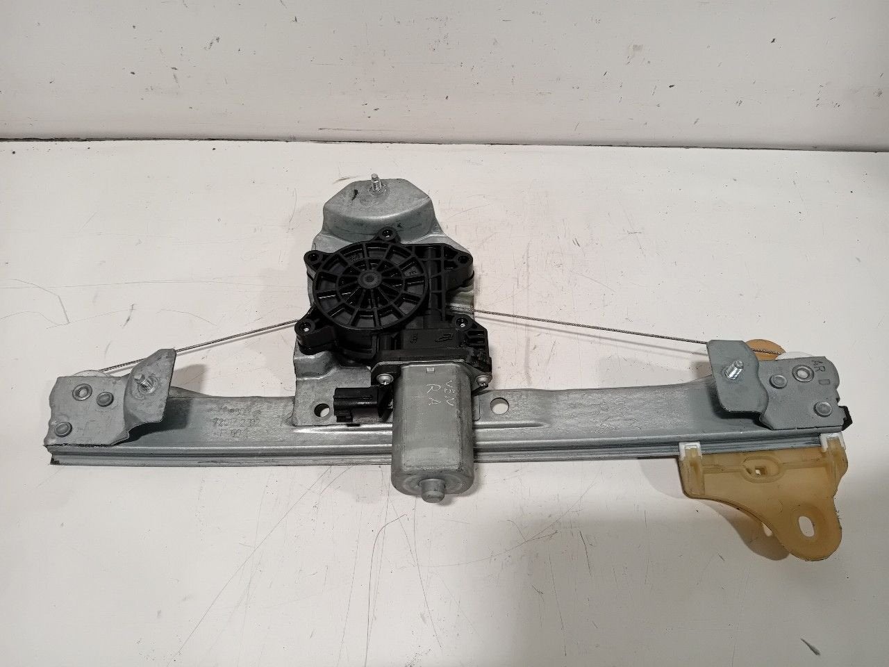 Raammechaniek links achter Renault Clio, Auto-onderdelen, Onderdelen@venauto.nl, Van der Ven Autorecycling B.V., Gebruikt, Ettenseweg 76, 4706 PB Roosendaal, The Netherlands