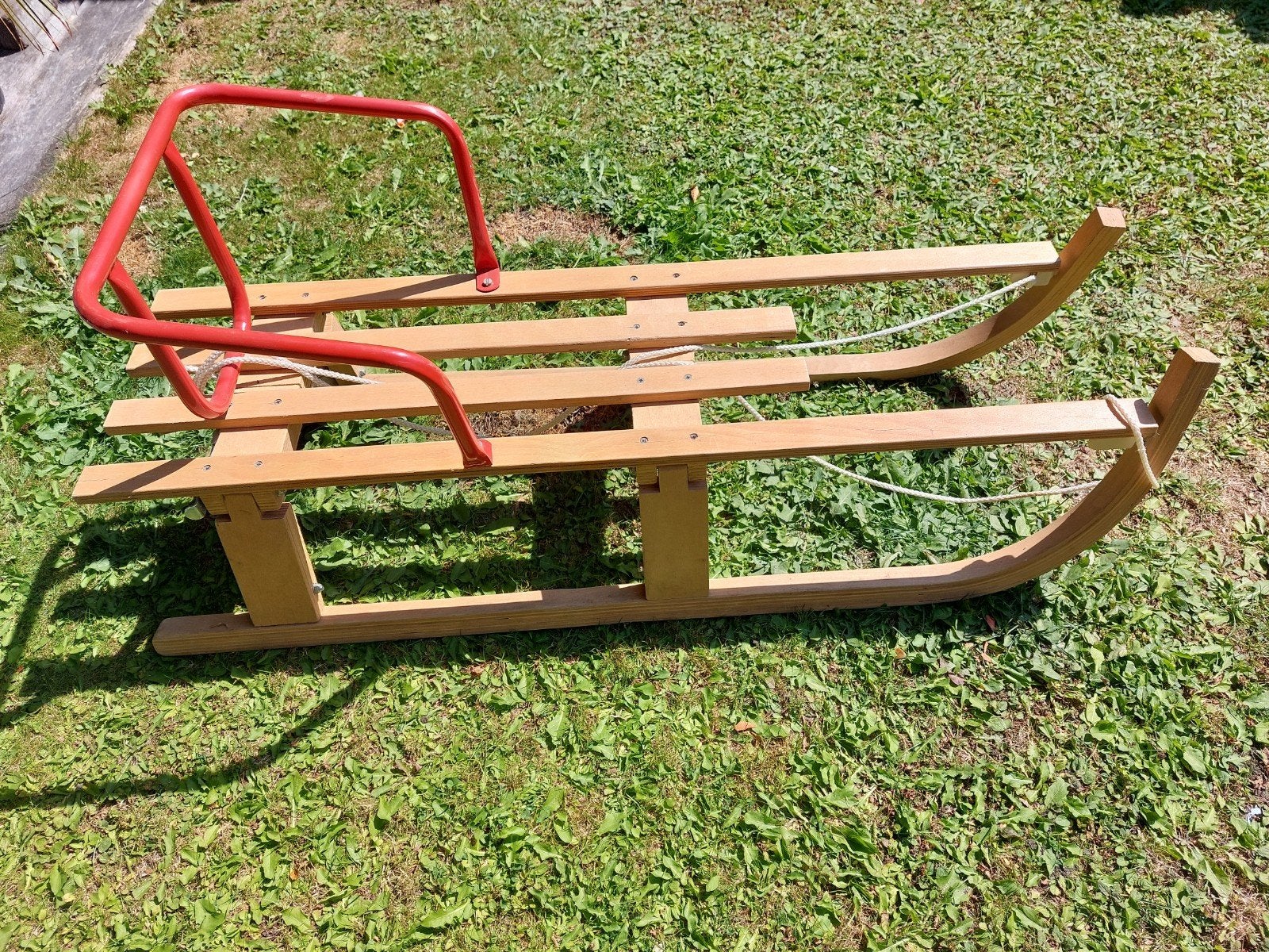 Houten slee met rugleuning - Zo goed als nieuw, Kinderen en Baby's, Speelgoed | Buiten | Sleeën, Ophalen, Rugleuning, Zo goed als nieuw