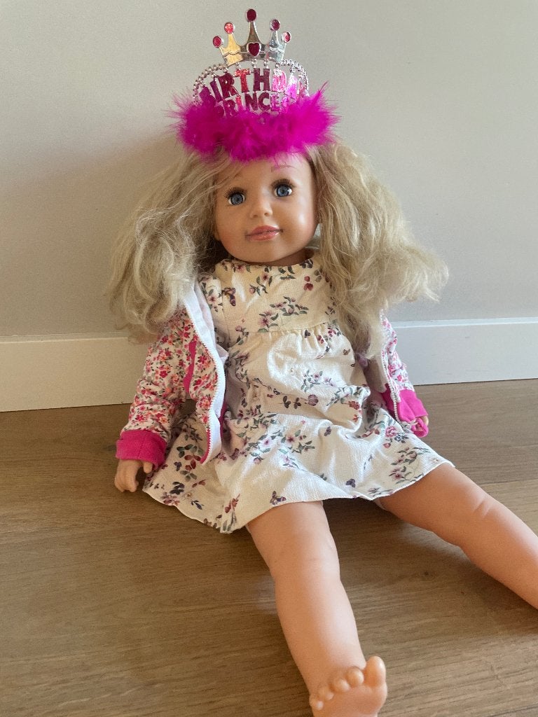 speelgoedpop met kleding en prinsessenkroontje en schoenen, Ophalen of Verzenden, Gebruikt, Overige typen