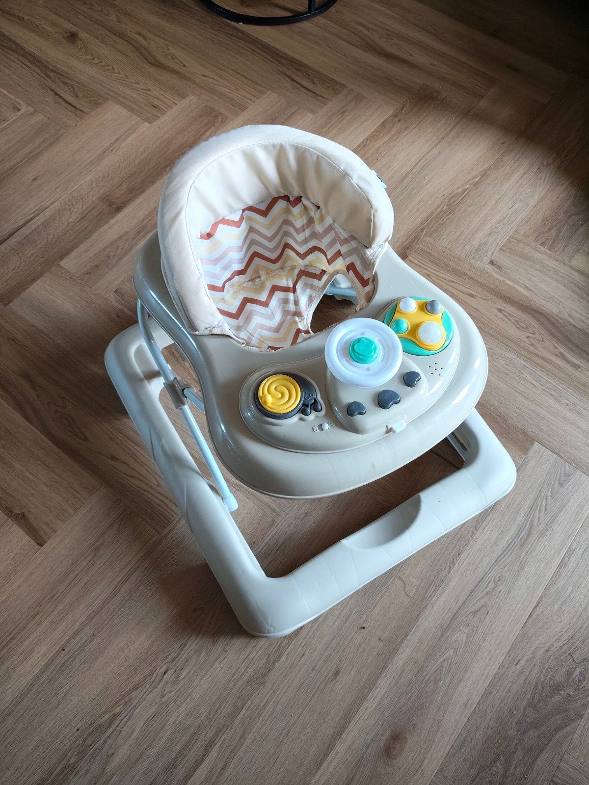 Mooie loopstoel met muziek, Kinderen en Baby's, Speelgoed | Babyspeelgoed, Zo goed als nieuw, Overige typen, Met geluid, Met wieltjes