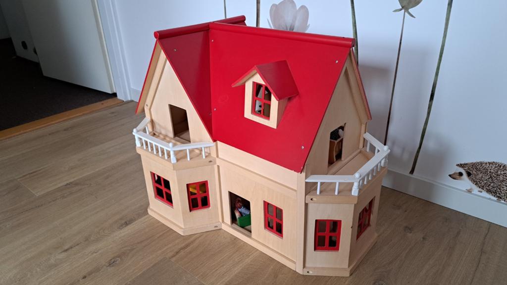 Houten poppenhuis inclusief poppetjes en wat meubels, Kinderen en Baby's, Speelgoed | Poppenhuizen, Ophalen, Gebruikt, Poppenhuis