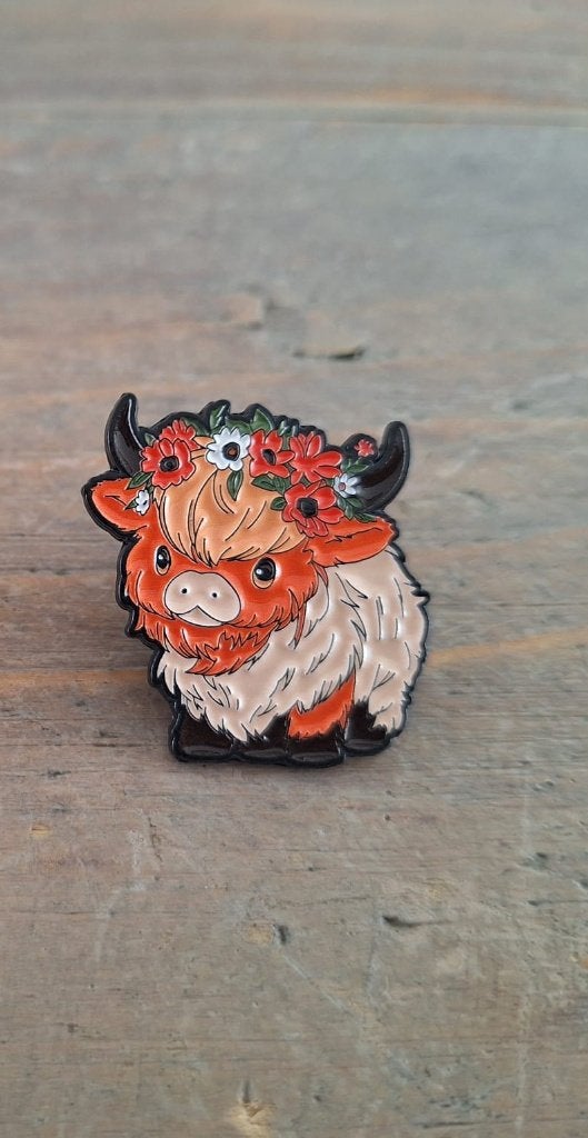 1 mooie pin van een Schote Hooglander met bloemen te koop, Verzamelen, Speldjes, Pins en Buttons, Ophalen of Verzenden, Nieuw